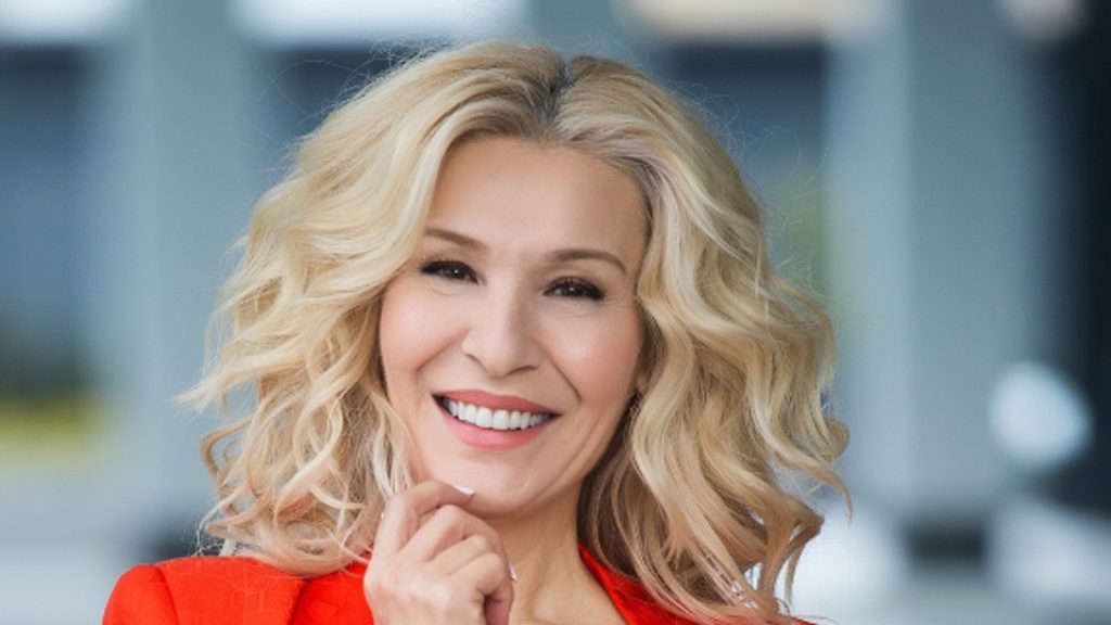 Щастлива-и-усмихната:-Първа-СНИМКА-на-Гала-заедно-с-внучето-ѝ