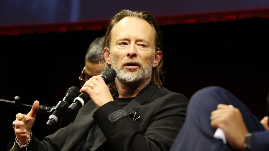 “Ела-тук,-страхливец!”:-Том-Йорк-се-скара-с-фен-заради-Газа-и-прекъсна-концерта-си-(ВИДЕО)