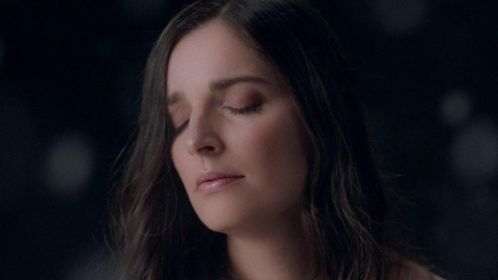 Певицата Рейчъл Роу отключва смелостта в новия си емоционален сингъл „Run“ (ВИДЕО) Певицата-Рейчъл-Роу-отключва-смелостта-в-новия-си-емоционален-сингъл-“run”-(ВИДЕО)