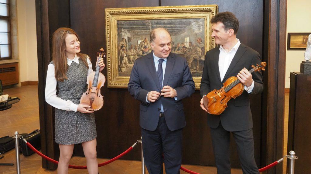 Найден Тодоров връчи цигулки на 300 години на Лия Петрова и Светлин Русев (СНИМКИ) Найден-Тодоров-връчи-цигулки-на-300-години-на-Лия-Петрова-и-Светлин-Русев-(СНИМКИ)